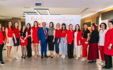 Kadınlar Kalpleri İçin Kırmızıya Geçti