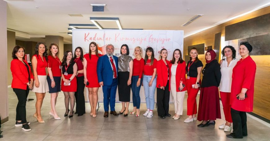 Kadınlar Kalpleri İçin Kırmızıya Geçti